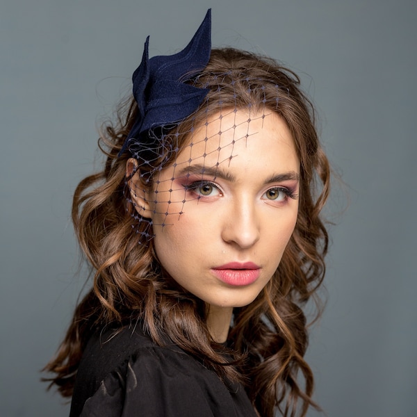 Moderner wellenförmiger marineblauer Fascinator, marineblauer Fascinator mit Merrywitwe, minimalistisches blaues Headpiece aus Wollfilz