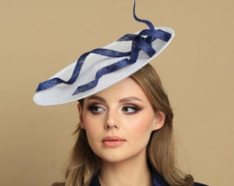 Sombrero de platillo azul marino nad blanco con decoración hecha a mano, sombrero derby clásico, sombrero de boda, sombrero de cóctel