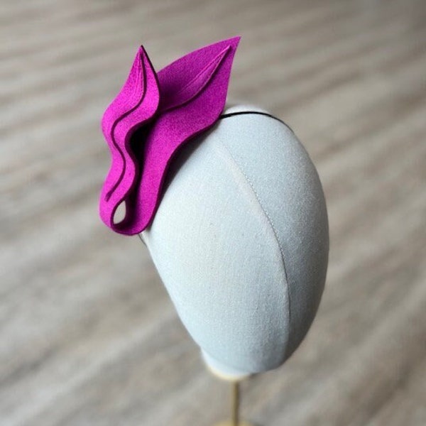 Bibi de mariage rose fuchsia ondulé moderne, bibi rose fuschia, casque de cocktail