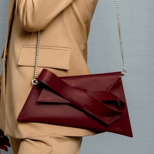 Pochette asymétrique bordeaux avec chaîne argentée amovible, pochette en cuir véritable bordeaux, sac cocktail bordeaux avec noeud, pochette avec noeud