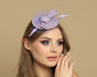 Lila lila kleiner Hut mit moderner Schleife und einem Stück Netz und Federn, lila Kopfbedeckung mit Netz, lila Party-Fascinator