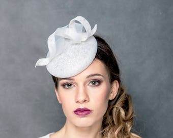 Bridal pill box hat with modern curly decoration, modern small hat with sinamay and crin decoration, wedding hatinator
