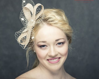 Modern beige fascinator with french veiling, beige veiling with spots, headbow with veieling, fascinator bow with netting