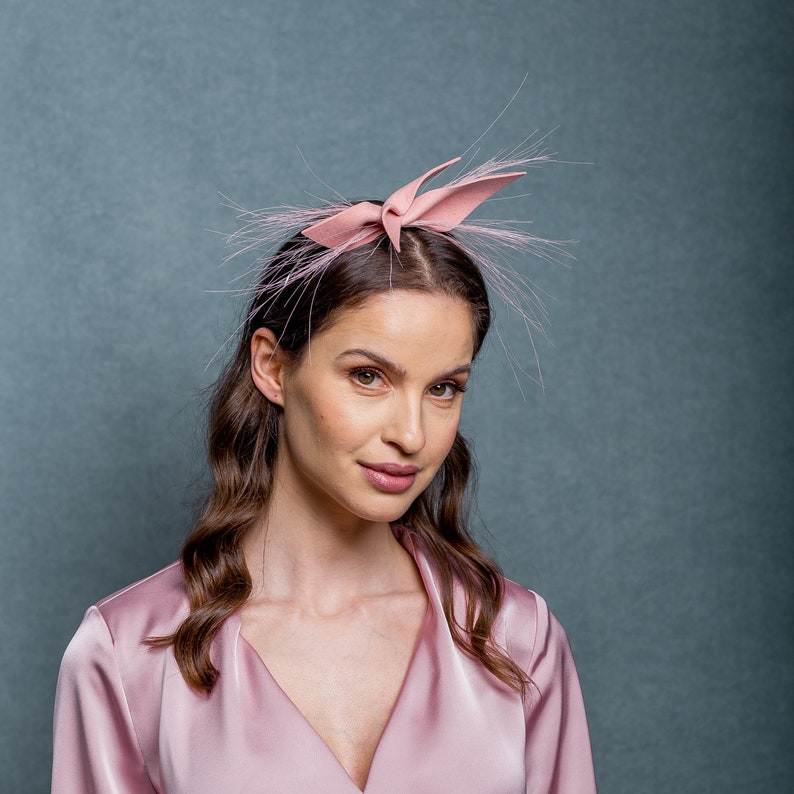 Modern pink fascinator bow, pastel felt fascinator with crin , minimalistic light pink wool felt headpiece with horsehair image 2