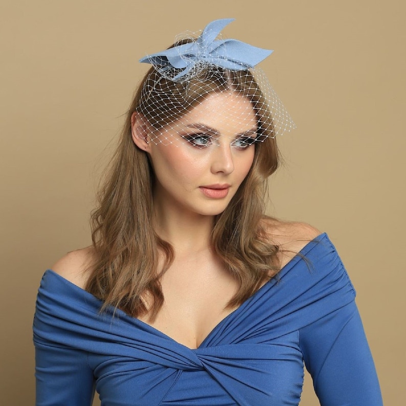 Blaugrauer Fascinator aus Wollfilz mit Netz, blaues Cocktailhütchen, blaues Kopfschmuckstück mit Netzschleier Bild 1