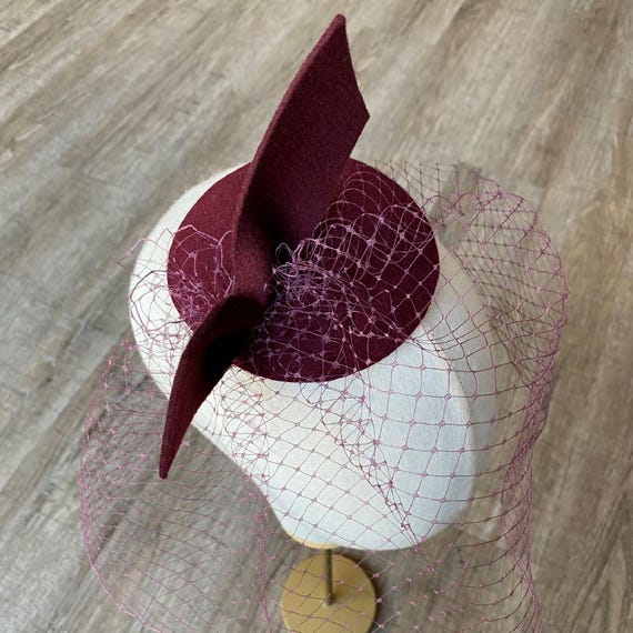 Fascinator in feltro di lana bordeaux con decorazione e rete