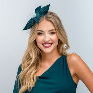 Modern bottle green wool felt headpiece with veil, chic emerald fascinator, green colour headpiece, big evening headpiece image 2