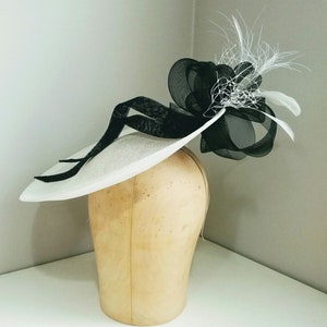 Black nad white saucer hat with hand made crin and feather decoration, classic derby hat, Wedding hat, cocktail hat image 4