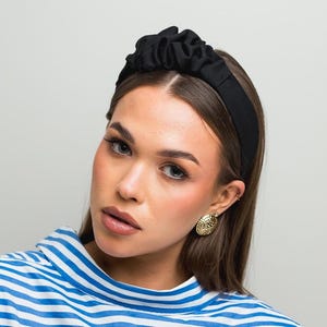 Black hairband with a minimalist decoration.