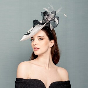 Black nad white saucer hat with hand made crin and feather decoration, classic derby hat, Wedding hat, cocktail hat image 3