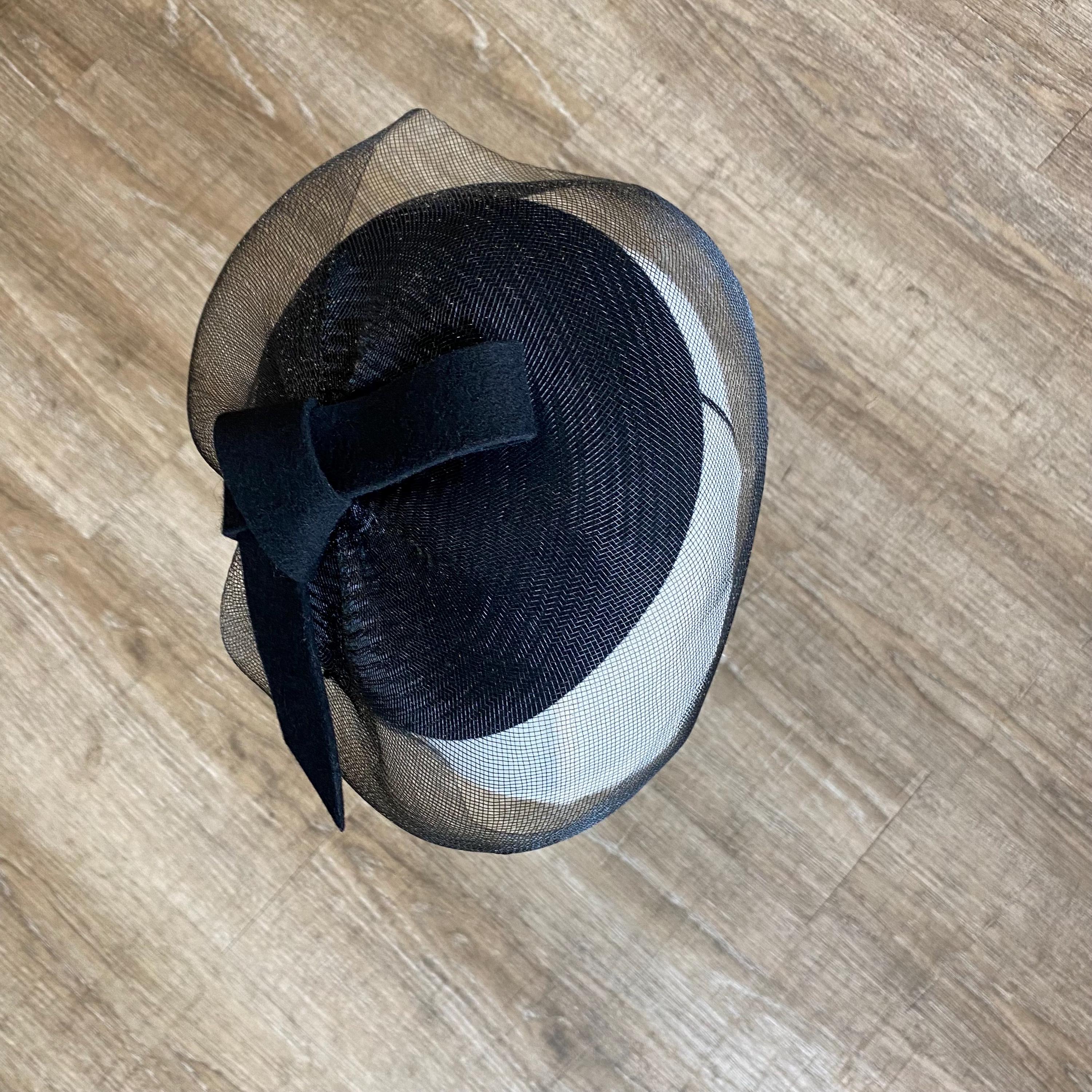 Black Elegant Wool European Round Pillbox Hat Veil Church Funeral Brunch NWT Black Wool Felt Queen Kate Shape Hat With Crin Veiling  main image 4