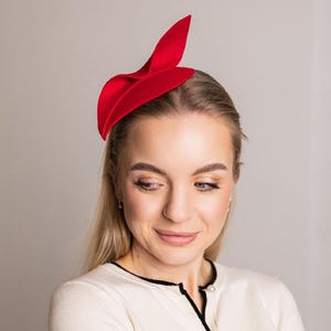 Red wool felt fascinator with unique bow, red woll felt headpiece in teadrop shape, small chic hat with bow