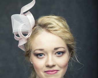 Modern fascinator with delicate crin in powder pink colour, pink headbow, chic and modern curly headpiece