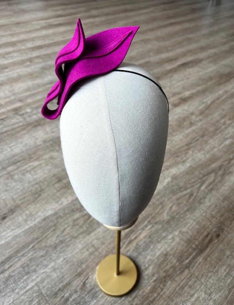 Moderner, gewellter Fascinator in fuchsia pink, Hochzeit Fascinator, Cocktail Haarschmuck Bild 2