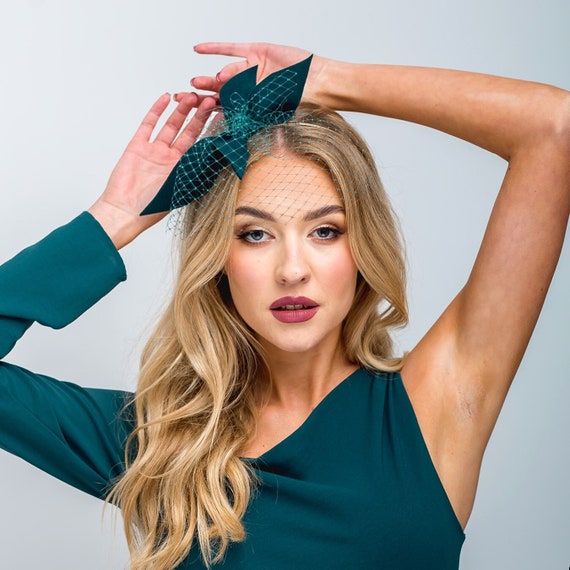 Modern bottle green wool felt headpiece with veil, chic emerald fascinator, green colour headpiece, big evening headpiece