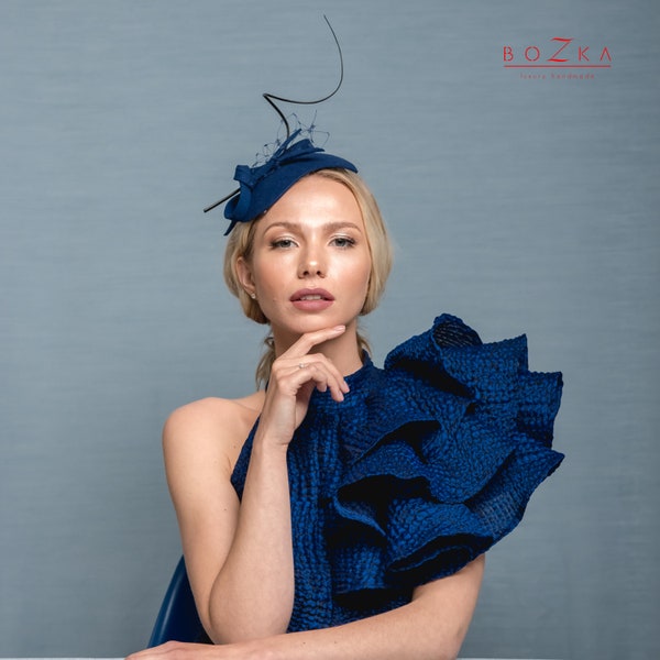 Coiffe bleue extravagante en forme de goutte de thé, fascinateur en feutre bleu roi avec longue plume et noeud, petit chapeau de cocktail bleu avec plume