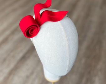 Tocado de fieltro de lana inspirado en flores y hojas, tocado de fieltro de lana rojo, flor de pelo roja, pequeño y elegante tocado
