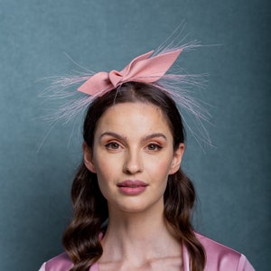 Modern pink fascinator bow, pastel felt fascinator with crin , minimalistic light pink wool felt headpiece with horsehair image 1