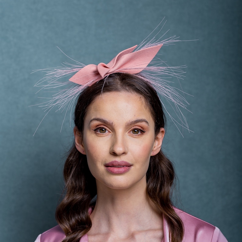 Modern pink fascinator bow, pastel felt fascinator with crin , minimalistic light pink wool felt headpiece with horsehair image 1