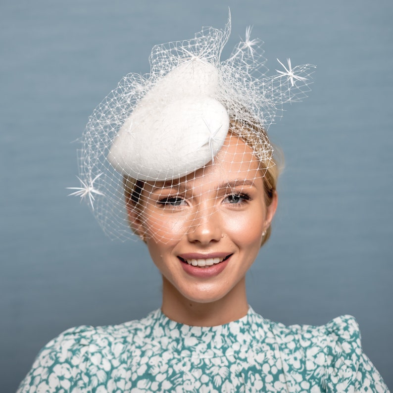 Cocktai hat in a shape of heart, extravagant hat, derby hat, ivory hat with veiling and stras, bridal hat zdjęcie 1