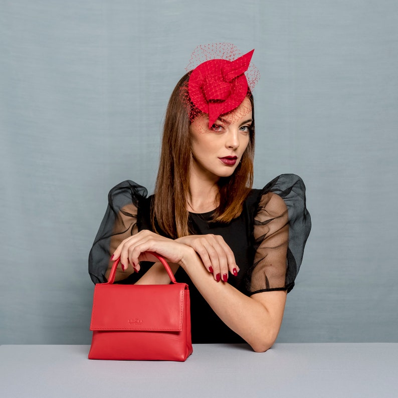 Roter kleiner Hut mit moderner Schleife und Stück Netz, rotes Headpiece mit Netz, roter Party Fascinator, roter Filz Fascinator Bild 2