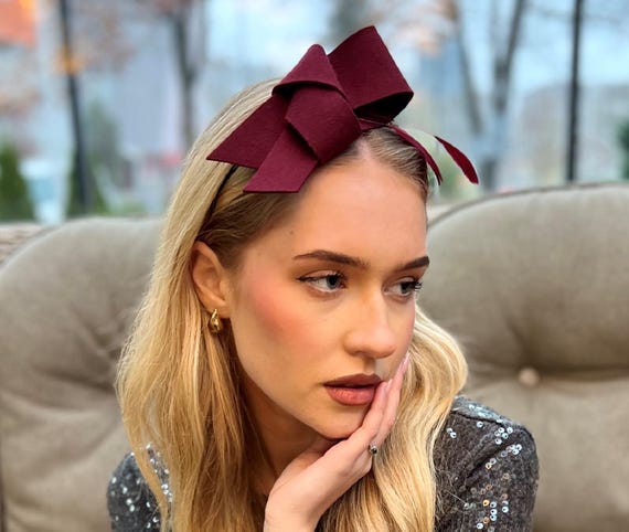 Burgundy Headpiece With Bow Decoration and Feathers  display picture 1