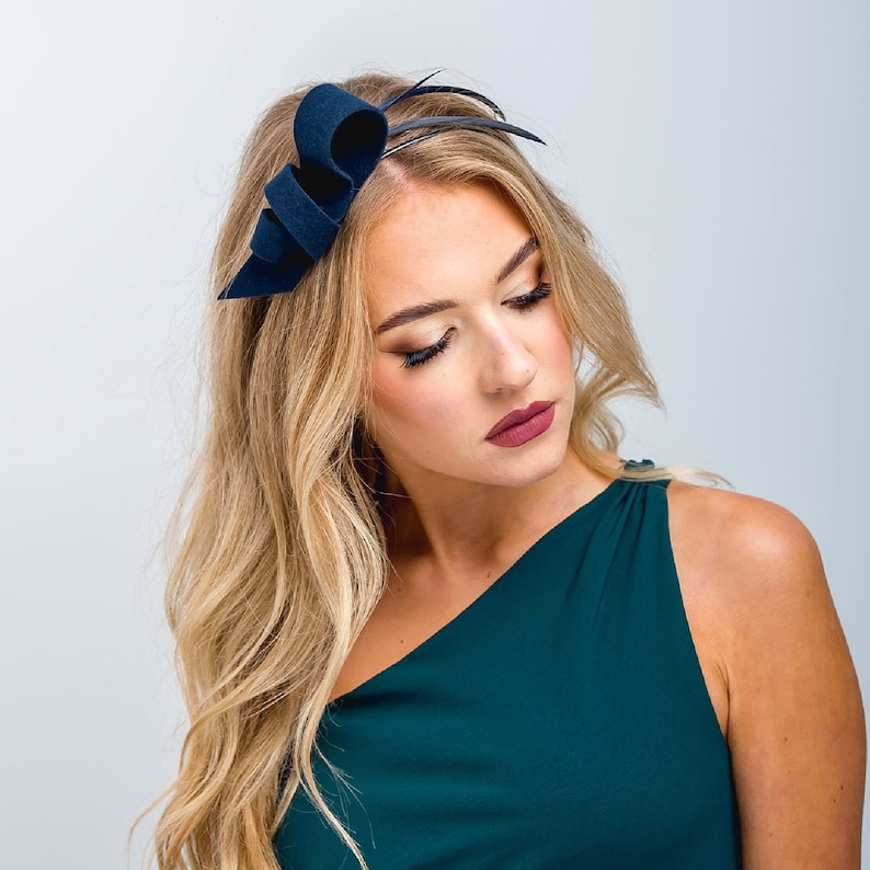 Marineblaues Headpiece mit zarten Federn, blauer Fascinator aus Filz, kleines Cocktailhütchen mit Federn Bild 1