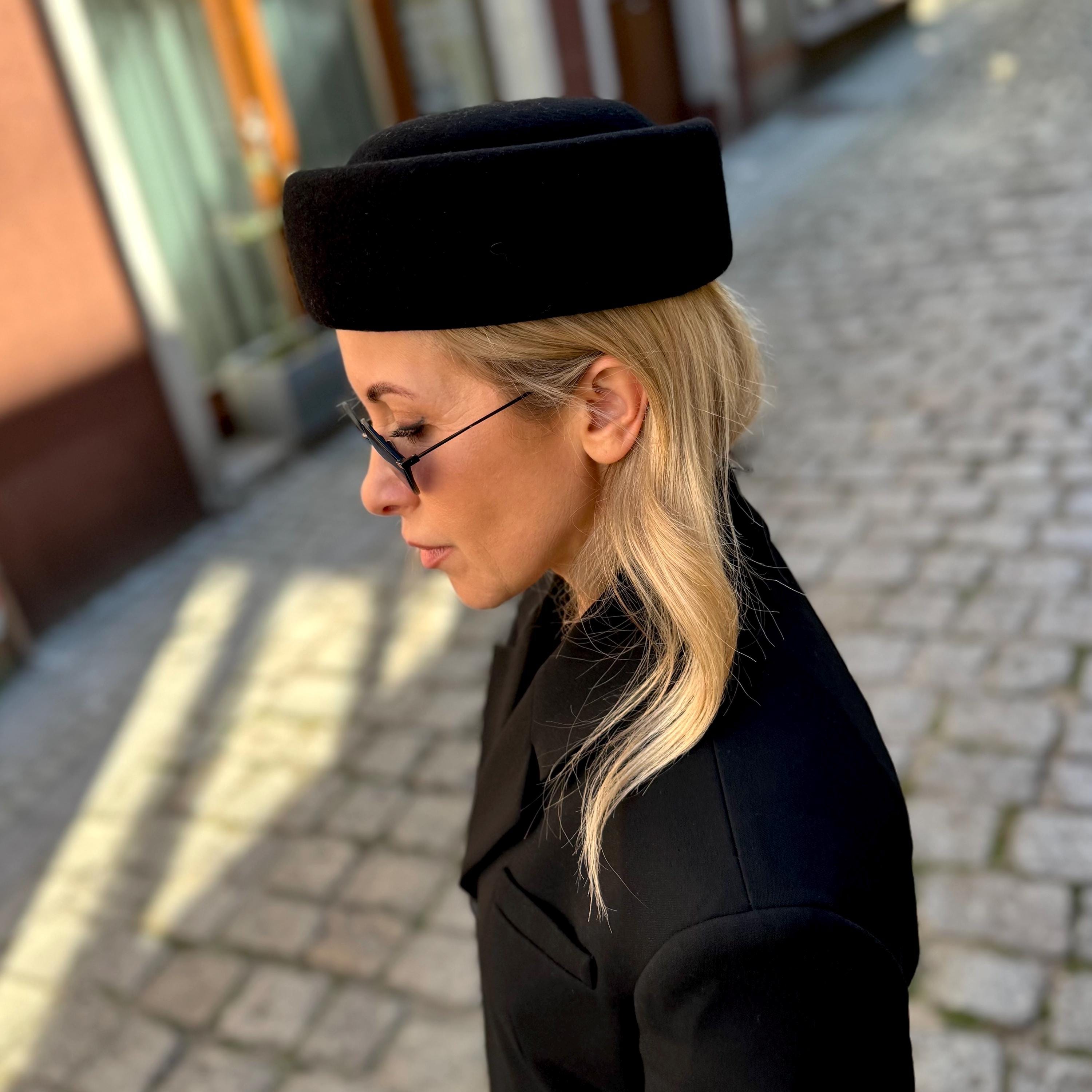 Vtg 1970\'s Fabini New York Peachfelt 100% Wool Made in USA Black Pill Box Hat Stewardess Wool Felt Pillbox Hat – Village Hat Shop main image 3