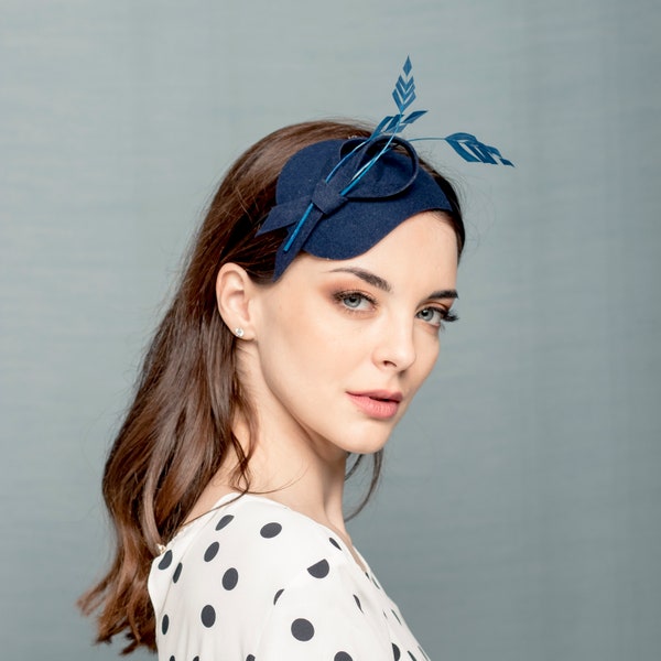 Marineblaues Headpiece in Tropfenform, blauer Fascinator aus Filz, kleiner Cocktailhut mit Federn