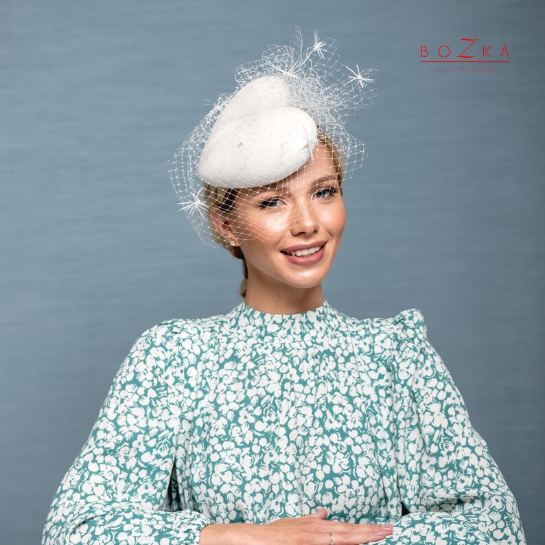 Cocktai hat in a shape of heart, extravagant hat, derby hat, ivory hat with veiling and stras, bridal hat zdjęcie 2