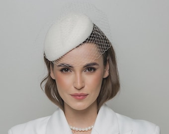 Cappellino da sposa color avorio con veletta.