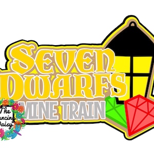 Puede incluir: Gráfico amarillo y marrón con el texto "Seven Dwarfs Mine Train" en negrita. El gráfico también incluye una linterna amarilla con un techo negro y dos gemas rojas y verdes.