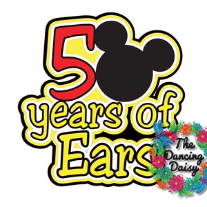 Puede incluir: Diseño gráfico con el texto "50 años de orejas" en amarillo y negro, con un "5" rojo y una cabeza negra de Mickey Mouse. Una corona floral con libélulas y el texto "The Dancing Daisy" está en la esquina inferior derecha.