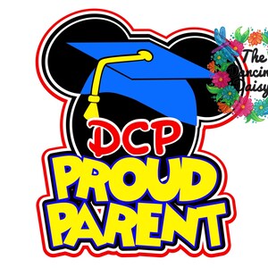 Op de afbeelding: Een rode, gele en blauwe afbeelding met een zwart Mickey Mouse-silhouet dat een blauwe afstudeerpet draagt. De tekst "DCP Proud Parent" staat in gele letters met een rode omtrek.