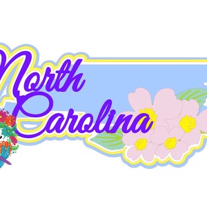 Puede incluir: Un diseño gráfico que presenta el estado de Carolina del Norte en azul claro, con el nombre del estado en escritura púrpura. También se incluyen flores rosas con centros amarillos y una corona floral con libélulas y el texto "The Dancing Daisy".