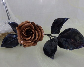 Rosa Clásica de Tallo Largo en cobre forjado. Rosas que duran toda la vida.