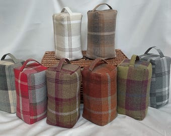 Deurstopper. 10,5 inch hoog, extra zwaar, meer dan 4 kg! Sterke balmoral-tartanstof van imitatiewol. Gevuld. Handgemaakt in het Verenigd Koninkrijk.