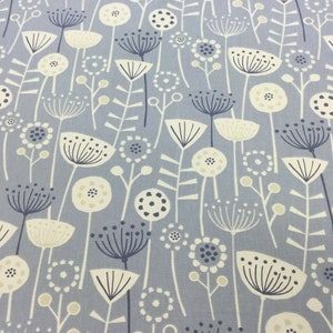 Tela de algodón Bergen azul Fryetts. Para Tapicería, Cortinas, Cojines, Manualidades, Estores Romanos, Pantallas de Lámparas. Floral.