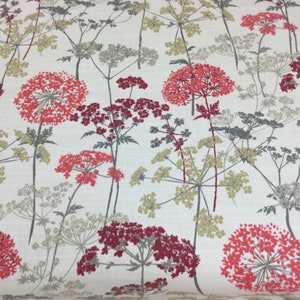 Può includere: Un tessuto bianco con un motivo floreale con fiori rossi e bordeaux con steli e foglie verdi.