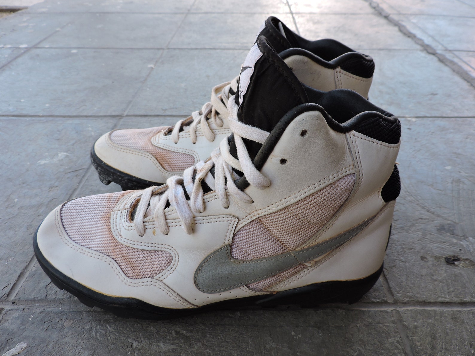 90s white nike shoes
