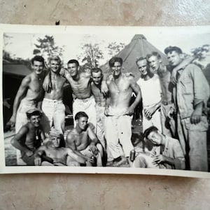 珍しいビンテージ第二次世界大戦のカードストック写真、上半身裸の兵士 4 インチ x 6 インチ