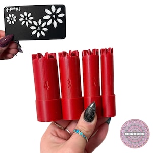 Pode incluir: Quatro ferramentas cilíndricas vermelhas com os números 1-4 e um cartão preto com ilustrações de flores brancas e o texto "8-petal". As ferramentas têm um topo entalhado. Um design de mandala decorativo está no canto inferior direito.