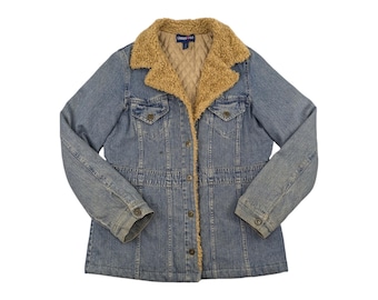 Peut inclure: Une veste en jean bleu clair avec un col et une doublure en fausse fourrure marron. La veste a une fermeture à boutons et deux poches à rabat sur le devant.
