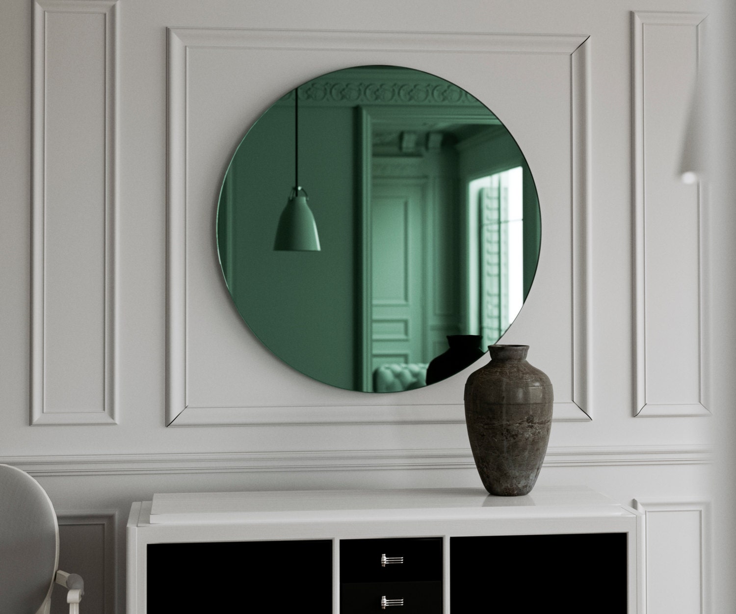 Туалетная зеркало зелёного цвета. Зеркало на зелёном фоне. Какого цвета зеркало. Круглое зеркало на зеленой плитке.