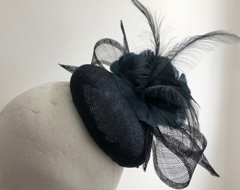 Navy Blau Fascinator Feder Blume Cocktail Hut