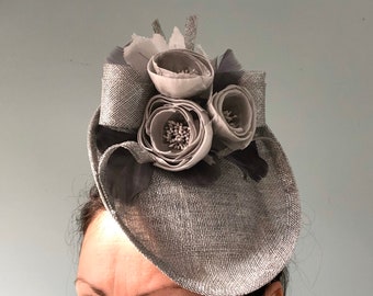 Grey Silver Feather Flower Disc Saucer Hat Fascinator Hair Races Wedding 6817