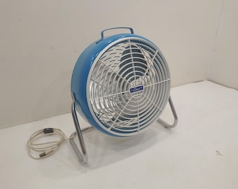 Ventilador de madera estilo vintage Lake, ventilador azul aguamarina, ventilador antiguo de una sola velocidad en funcionamiento, decoración industrial.
