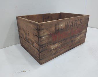 Vintage houten kist, antieke houten kist, rustieke houten kist, houten drankkrat, Dewar's White Label Scotch Whisky, houten opbergdoos