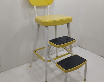 Gelber und weißer Mid-Century Ames Maid Hocker mit Metallsitz, Rückenlehne und ausklappbaren Stufen Cosco Hocker.