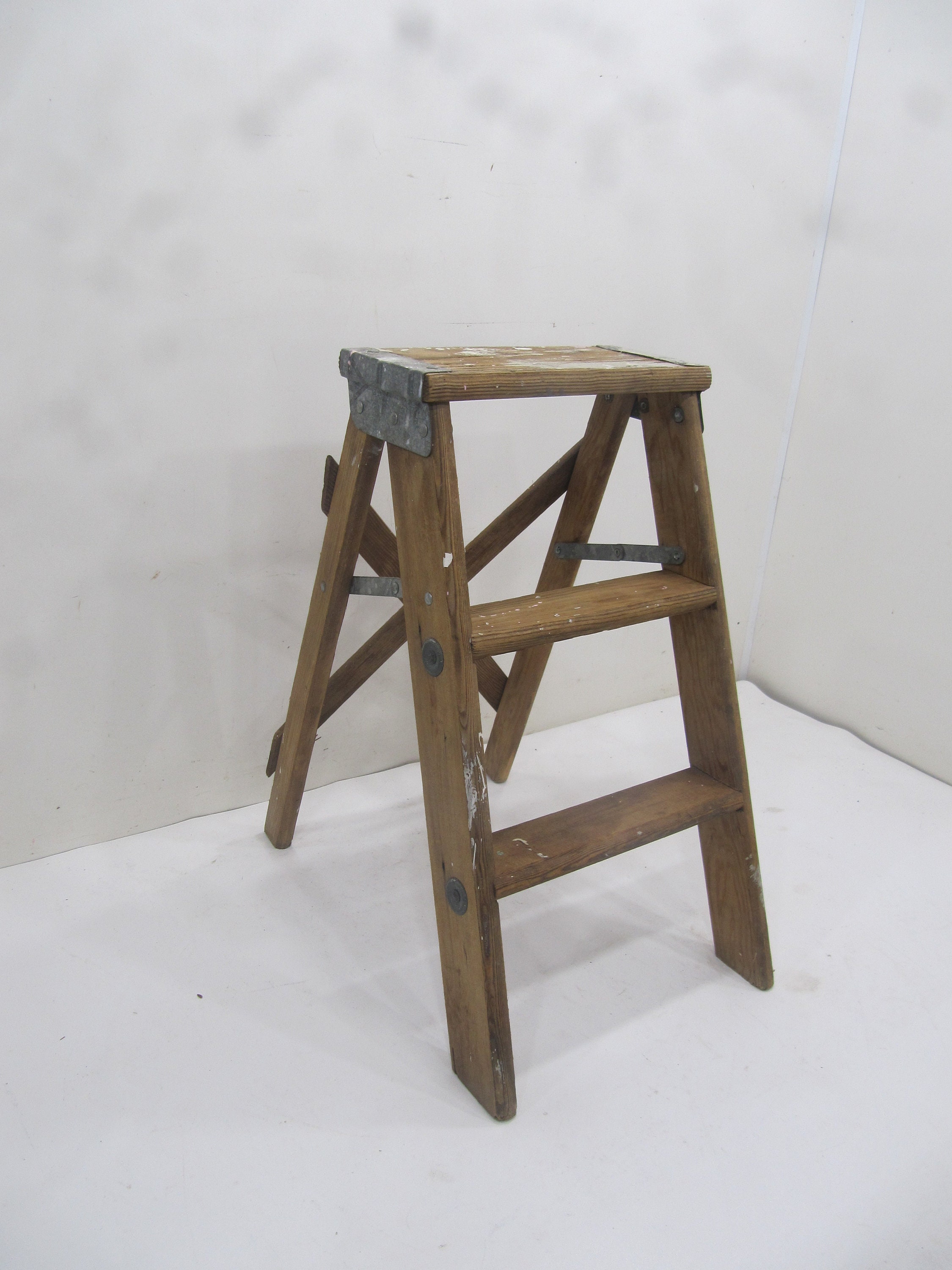 Scala Pieghevole Con Sedile In Legno Di Pino – 4 Livelli, 100 Kg Di Portata, Regolabile E Salvaspazio Per Casa E Cucina